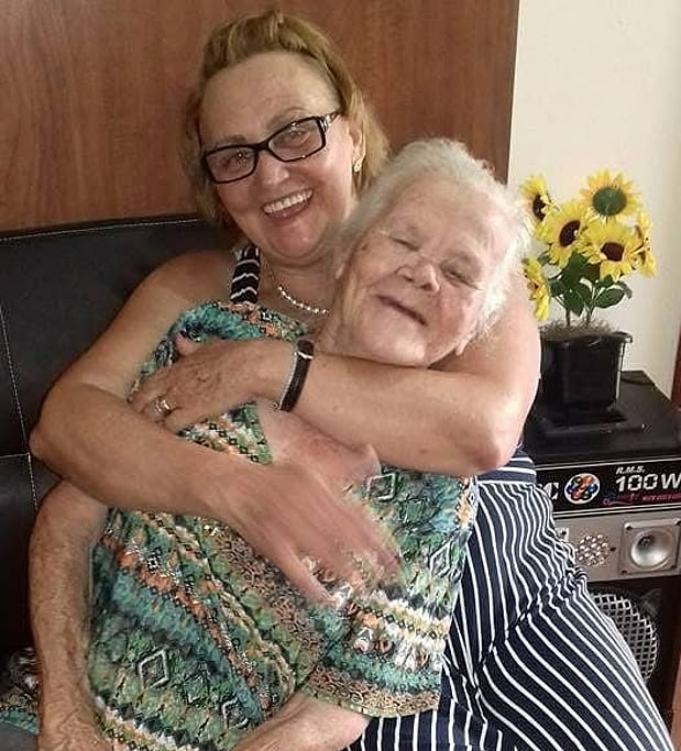 Duas mulheres se abraçando com carinho na Casa de Repouso Luz Divina