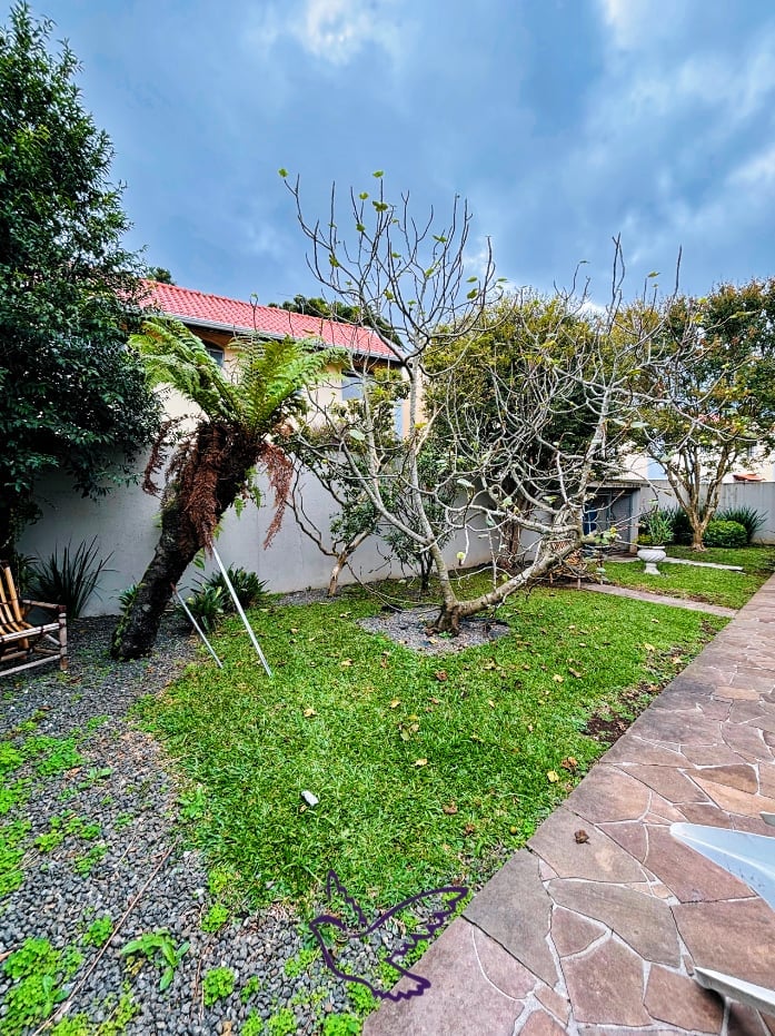 Jardim externo arborizado da Casa de Repouso Luz Divina, em Curitiba